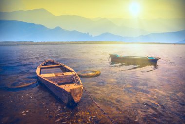 bir Nehri üzerinde tekne