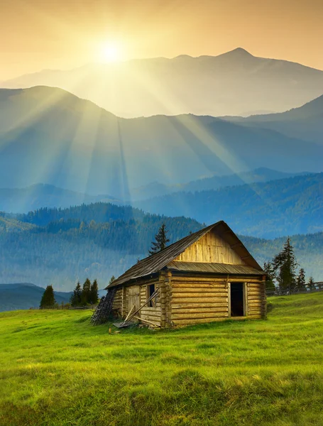 Foggy villaggio di montagna — Foto Stock