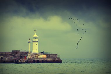 Denizde eski deniz feneri