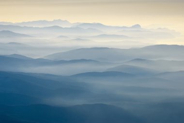 Sunrise Crimea dağlar yukarıda