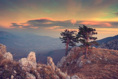 Crimea Dağları'nda kırmızı bulutlar