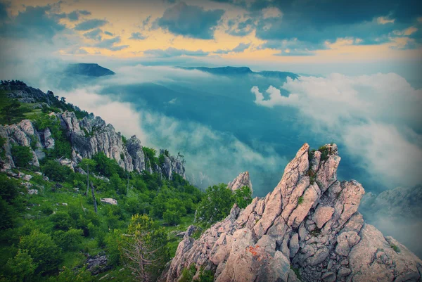 Dağ manzarası ile yüksek kayalıklarla — Stok fotoğraf
