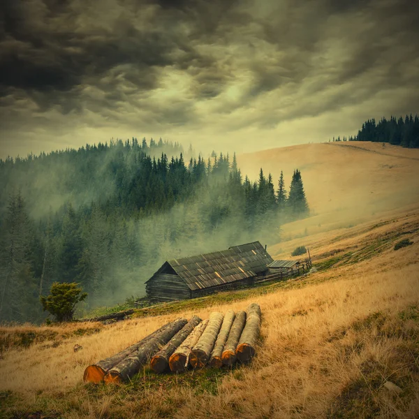 Montagne nebbiose con casa — Foto Stock