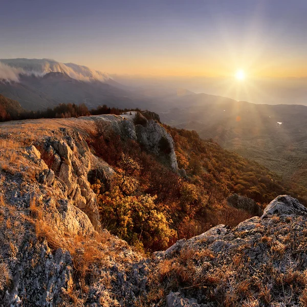 Salida del sol en las montañas de Crimea — Foto de Stock