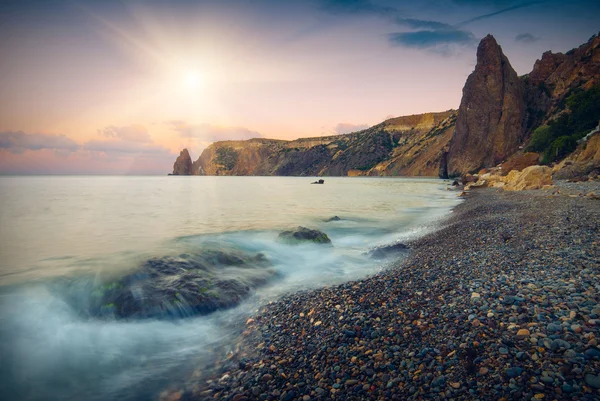 Mar la bahía rocosa de la Crimea — Foto de Stock