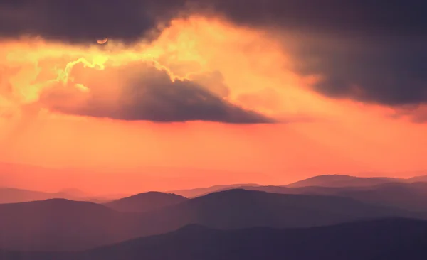 Zonsondergang in de Krim-bergen — Stockfoto