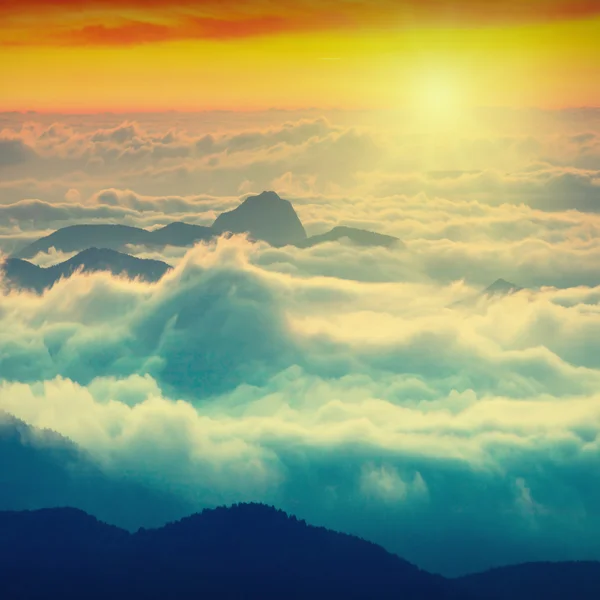 Altas montanhas nascer do sol — Fotografia de Stock