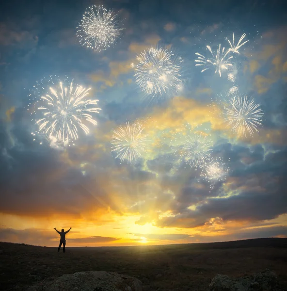 Hombres, fuegos artificiales y amanecer — Foto de Stock