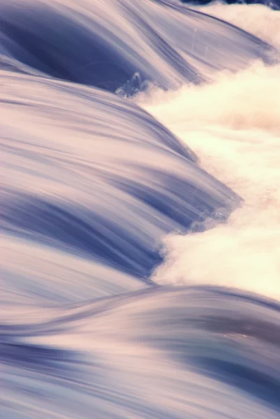 川の流れの波 — ストック写真