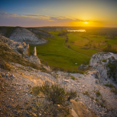 Bir dağ Vadisi güzel gündoğumu