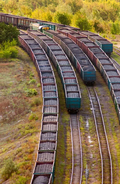 Vagones de carbón en vías férreas — Foto de Stock