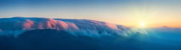 Salida del sol en las montañas — Foto de Stock