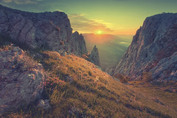 Dağlarda gün doğumu — Stok fotoğraf