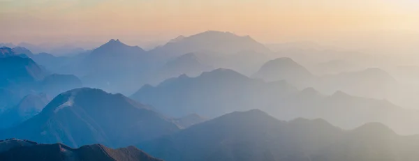 Montagne nebbiose valle — Foto Stock