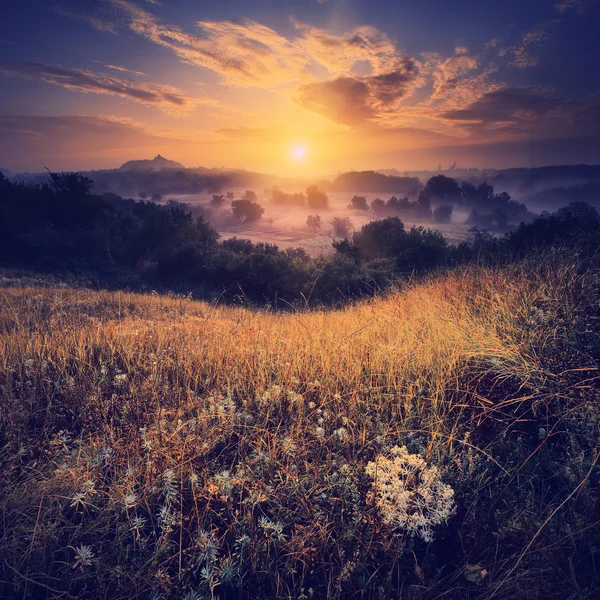 Sonnenaufgang im ukrainischen Tal. — Stockfoto