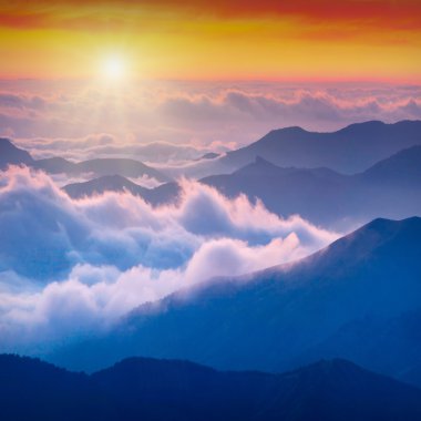 Sunrise yukarıda yüksek dağlar