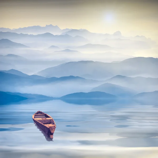 Barco en un lago de alta montaña — Foto de Stock