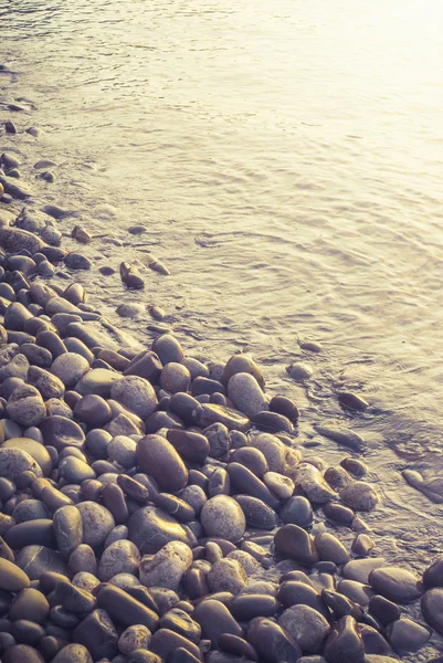 Costa del mare con pietre rotonde — Foto Stock