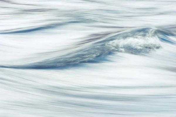 Ondas do fluxo do rio — Fotografia de Stock