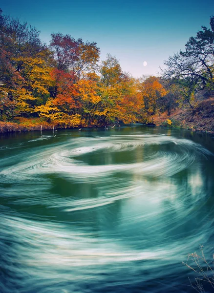 Moonrise över floden med bubbelpool — Stockfoto