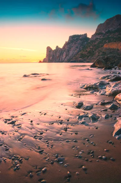 Крымский скалистый пляж — стоковое фото