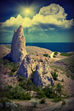 Yüksek kayalıklarla ve deniz