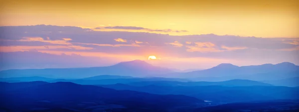 Восход солнца в Туманной долине — стоковое фото