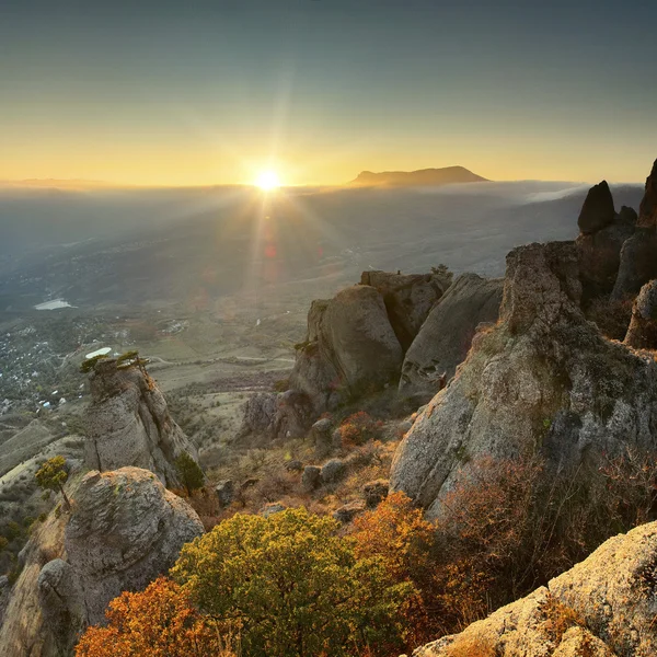 Pôr do sol na paisagem montanhas — Fotografia de Stock