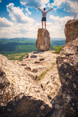 Dağların tepesinde bir yürüyüşçü