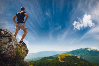 Dağda ayakta uzun yürüyüşe çıkan kimse