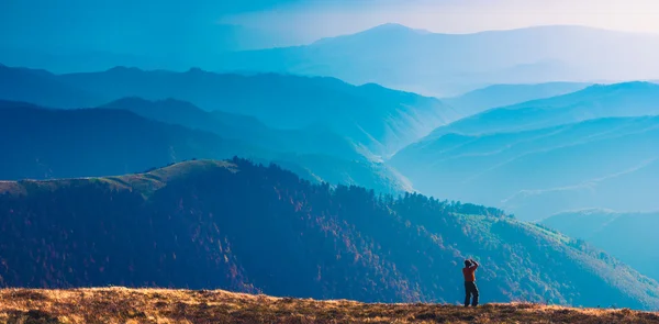 Fotograf på bergslandskap — Stockfoto