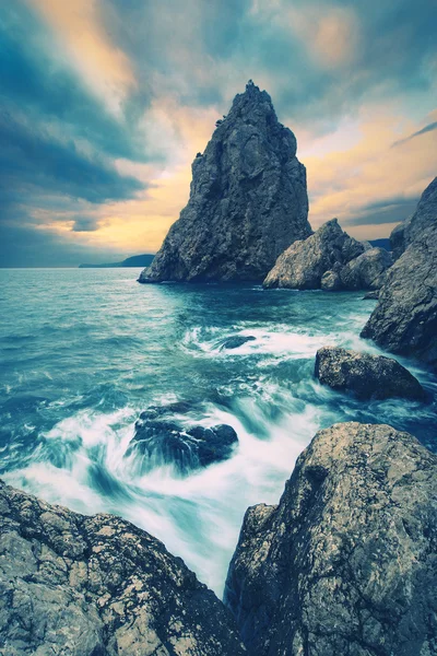 Paisaje marino con roca — Foto de Stock