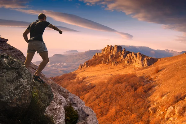 Πεζοπόρος που στέκεται στο βουνό — Φωτογραφία Αρχείου