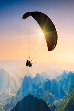 Paraglide dağ zirveleri üzerinden.