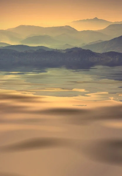 Lago de montaña — Foto de Stock