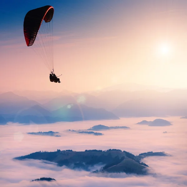Paragliden in een ochtend hemel — Stockfoto