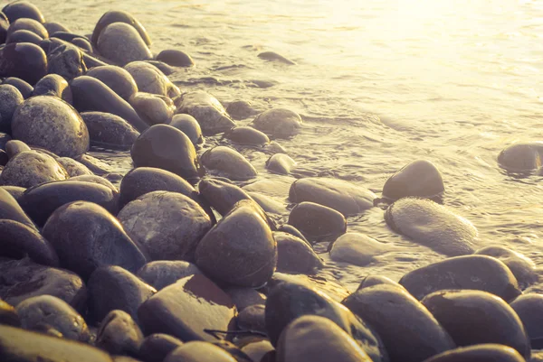 Costa de mar con piedras redondas — Foto de Stock