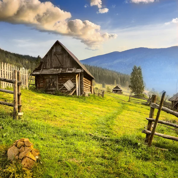 Villaggio di montagna nei Carpazi ucraini . — Foto Stock