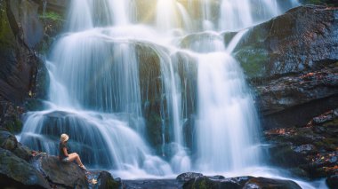 Şelale üzerinde turist