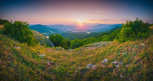 Sunrise Crimea Vadisi yukarıda — Stok fotoğraf