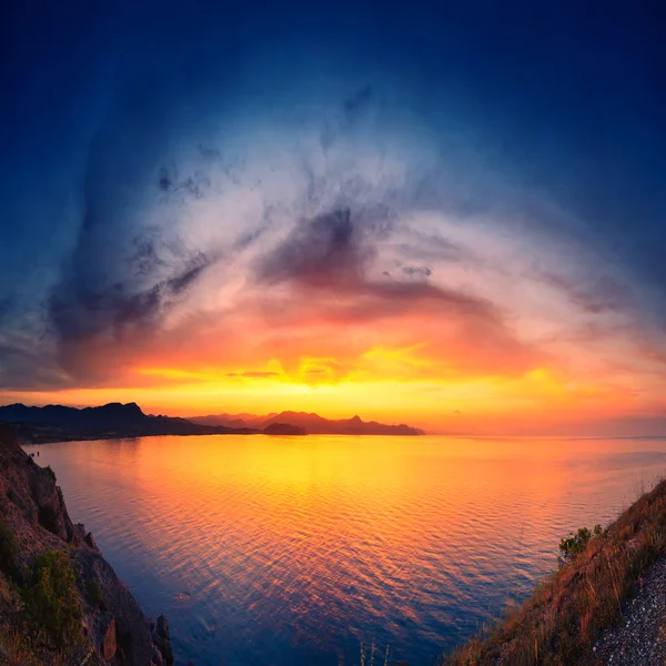 Ηλιοβασίλεμα πάνω από τη θάλασσα — Φωτογραφία Αρχείου