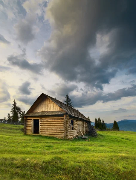 Berglandschaft mit Holzhaus — Stockfoto