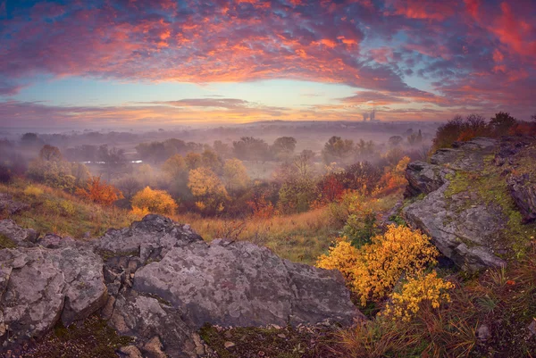 Wolken im ukrainischen Nebeltal. — Stockfoto