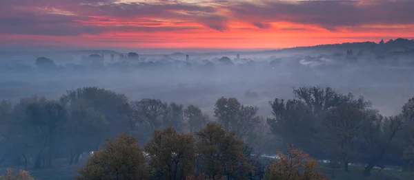 Nuvens no vale nebuloso ucraniano . — Fotografia de Stock