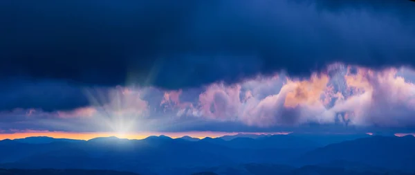 카 르 파 티아 산맥에 폭풍우 일출 — 스톡 사진