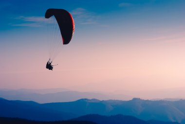 Paraglide siluet dağ üzerinde