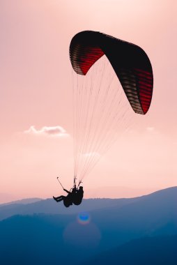 Paraglide siluet dağ üzerinde