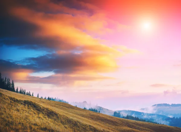 Montagnes des Carpates avec coucher de soleil — Photo