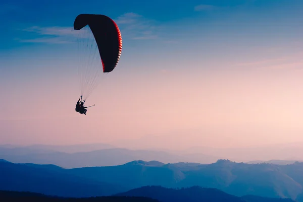 Paragliden silhouet over berg — Stockfoto