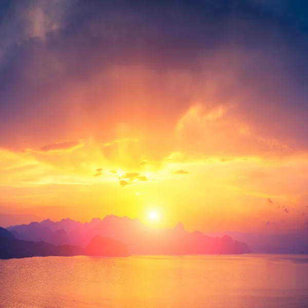 美しい反射を持つ海の夕日 — ストック写真